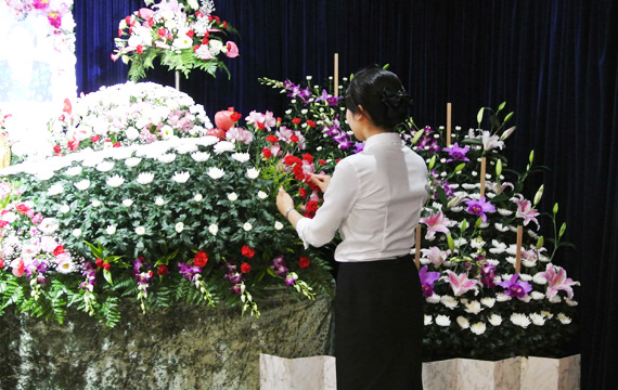 一日葬,家族葬のオネストのスタッフとお花