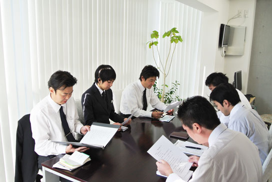 一日葬,家族葬のオネストの毎朝のミーティング